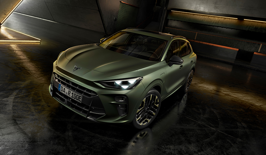 CUPRA Terramar Tribe Edition aus seitlicher schräger Frontperspektive in mattem Grün auf glänzendem Untergrund